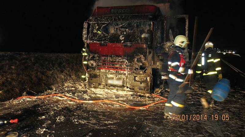 Zásah hasičů u požáru tahače na čtyřproudové silnici I/48 u Starého Jičína.