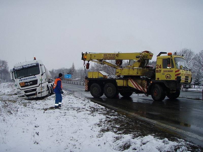 V pátek ráno skončila cisterna v příkopě, hasiči přečerpali 40 tisíc litrů paliva.