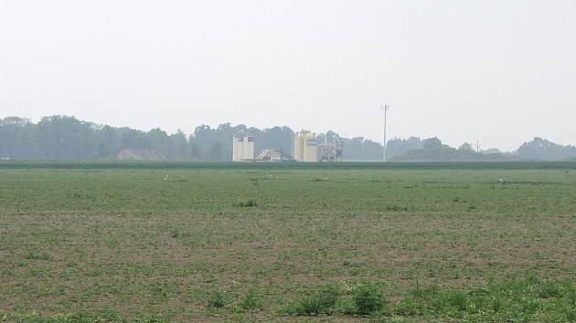 Do dvou let by na polích u Bravantic, po pravé straně současné silnice, vedoucí z Bílovce na Ostravu, měly stát první haly, určené lehkému průmyslu. Dnes je v těch místech vidět pouze mobilní betonárka.