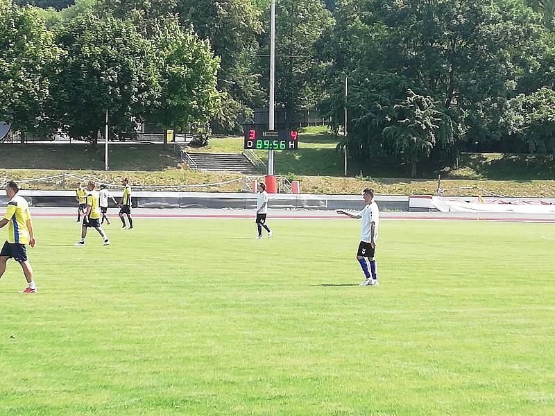 Fotbalisté Libhoště (ve žlutých dresech) zahájili přípravu vítězně. V sobotním derby porazili Kopřivnici na jejím hřišti 5:3.