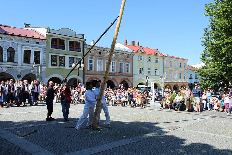 Na frenštátském náměstí v sobotu dopoledne pokáceli májku.