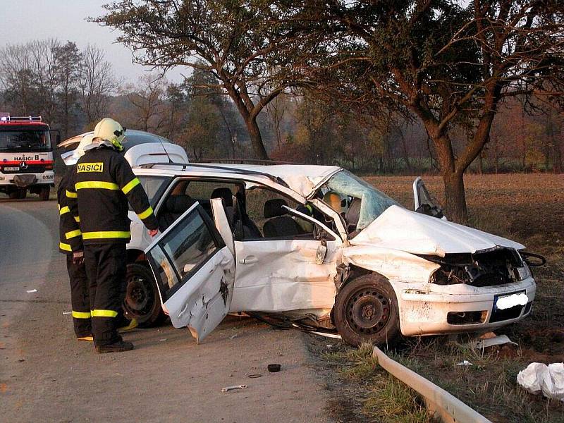 Vážné zranění utrpěl řidič Škody Octavia, který na silnici z Fulneku na Opavu v sobotu odpoledne narazil do nákladního vozidla.