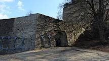 Hezké počasí vylákalo v neděli 4. dubna 2021 k procházce do obory a na hrad v Hukvaldech desítky lidí.