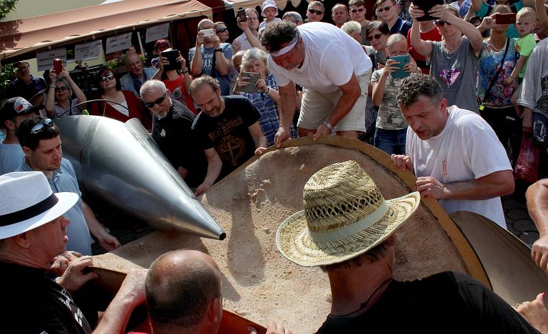 Gigantické Štramberské ucho se peklo o první červnové sobotě odpoledne.  Foto: Deník/Adam Knesl