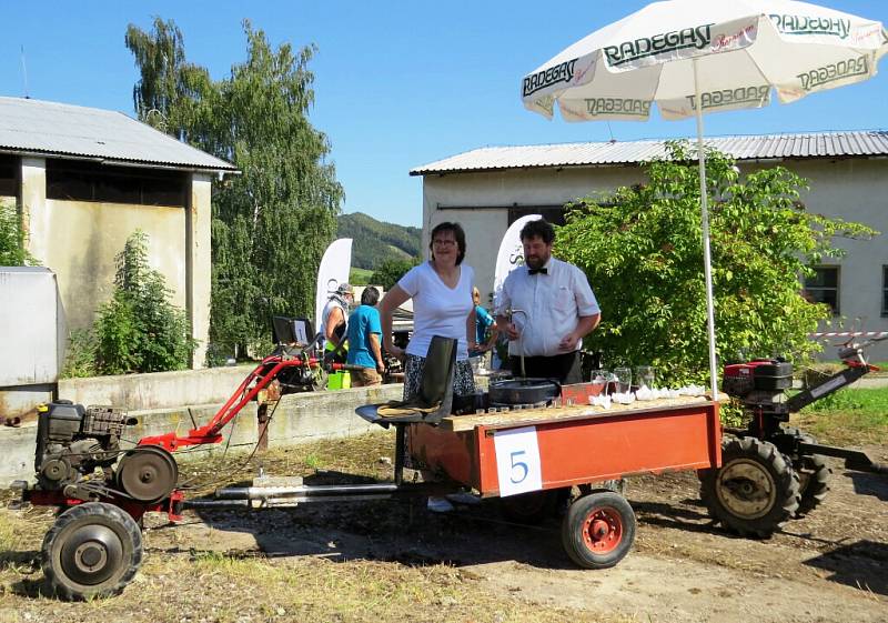 Na patnáct malotraktorů i větších traktorů – zetorů – se v sobotu 27. srpna postavilo na start závodu ve druhém ročníku traktoriády, která se konala v areálu bývalého kravína v obci Rybí. 