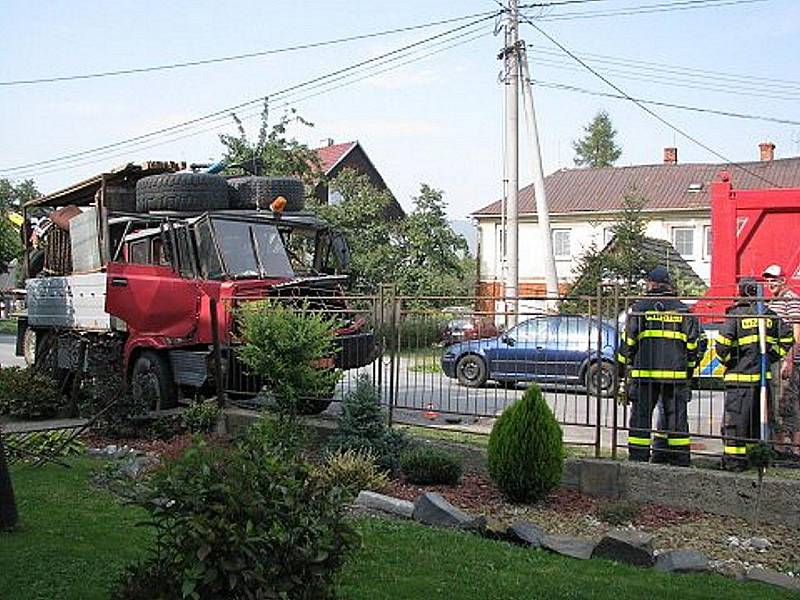 Na nepozornost doplatil řidič Tatry T 815, který v Mankovicích zezadu narazil do nákladního vozidla Scania, jež jelo před ním. 