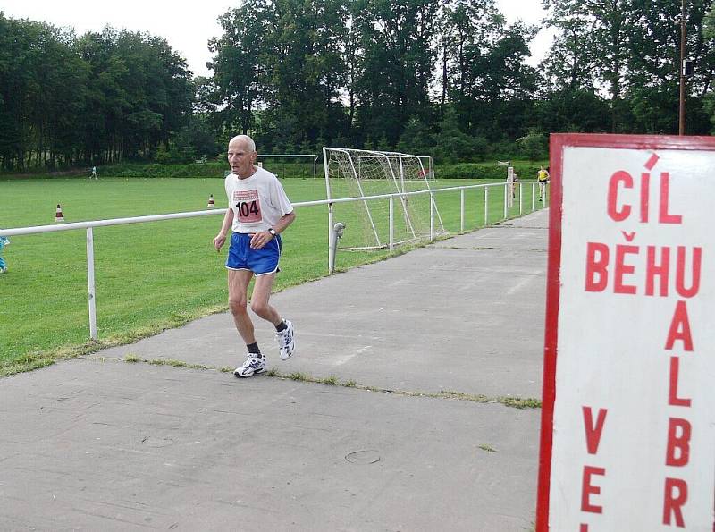 Téměř osm desítek účastníků všech věkových kategorií se ve středu večer zúčastnilo 26. ročníku Běhu Velkými ASlbrechticemi.