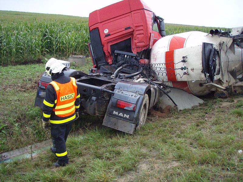 Nehoda kamionu převážejícího cement