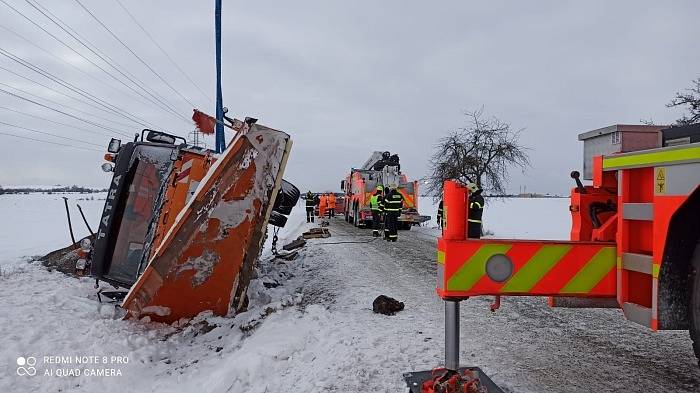 Hasiči mají v těchto dnech plno práce také s vyprošťováním vozidel ze sněhu. Snímek je z akce ve Velkých Heralticích.