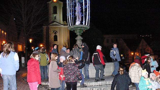 Malí koledníci zpívali před osvícenou štramberskou kašnou, která je součástí zdejší vánoční výzdoby vůbec poprvé. Stala se tak dominantou náměstí pod Trúbou.
