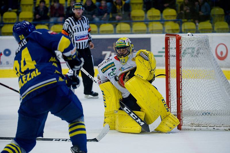 Hokejisté Přerova (v modrém) porazili v domácím derby Prostějov 4:3 po samostatných nájezdech. Tomáš Štůrala chytá pokus Doležala. Foto: Deník/Jan Pořízek