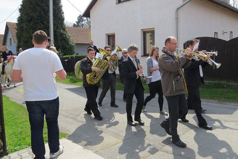 Jízda kolem osení, nebo také Rajtování, je prastarý zvyk jehož historie sahá až k dobám po bitvě na Bílé hoře. Lukavec, místní části Fulneku, je jediným místem v České republice, kde se tato velikonoční tradice dodržuje dlouhá léta do dnešních dnů.