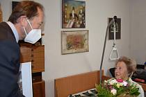 Místostarosta Pavel Micka blahopřeje k Ceně sv. Martina paní Mahuleně Parmové.