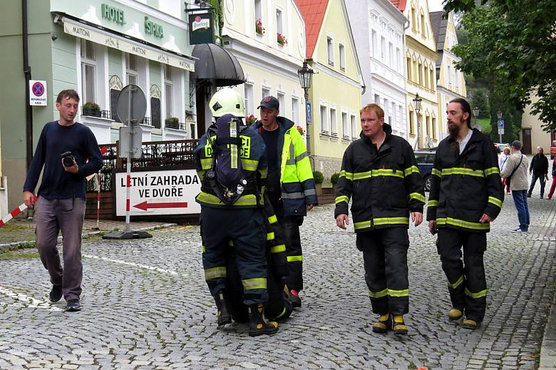 Před výběhem na Trúbu museli hasiči zvládnout několik silových disciplín.