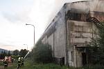 S požárem skladu slámy bojovali hasiči v neděli 12. srpna. Celková škoda přesáhla dva miliony korun.