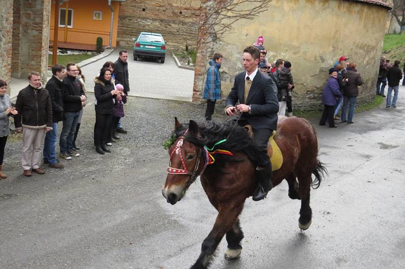 Velikonoční jízda okolo osení ve fulnecké místní části Lukavec. 