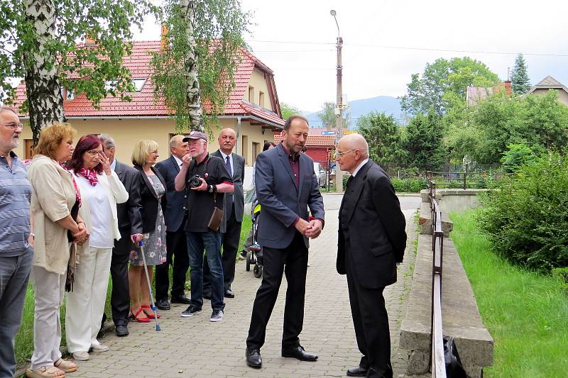 K účastníkům vzpomínkového aktu promluvil také Drahomír Strnadel, předseda Matice Radhošťské, a bývalý starosta Trojanovic.