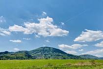 Působivá panoramata nabízí výletní trasa přes Lichnov vedoucí z Frenštátu pod Radhoštěm do Štramberka, květen 2022.