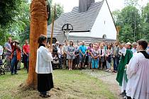 Sochy svaté Katřiny a svatého Kryštofa posvětil novojičínský farář Alois Peroutka. Poté požehnal dopravním prostředkům.