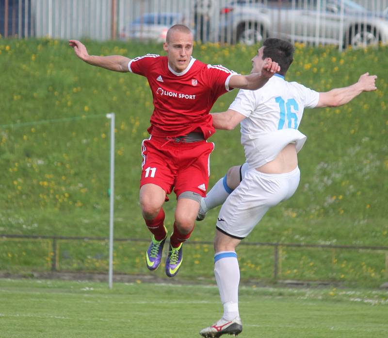 Novojičínští fotbalisté (v červeném) doma porazili Havířov 3:1.