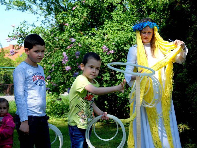 Večerníčkův pohádkový les pobavil o prosluněné sobotě více než stovku dětí v novojičínské místní části Loučka, v areálu zdejší Orlovny.