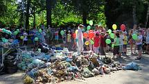 Kolik recyklovatelného odpadu se dá najít ve směsném odpadu měli možnost vidět v úterý 18. června návštěvníci městského parku v Příboře.
