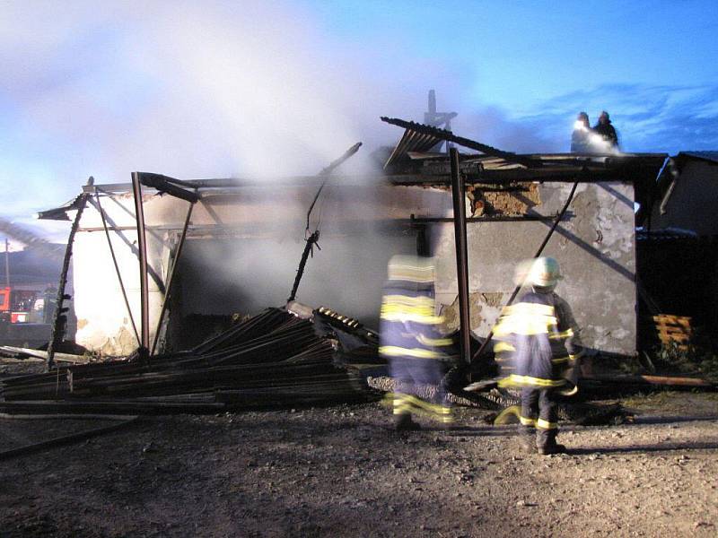 V noci na neděli 4. července likvidovali novojičínští hasiči požár střechy kravína v obci Sedlnice.