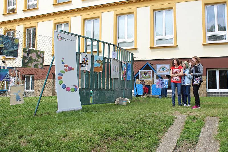 Kristýnka lyžuje na monoski. Premiérový benefiční běh, který pořádala skupina žáků Smajlíci ze Základní školy T. G. Masaryka v Bílovci, jí má pomoci v jejím sportovním snažení.