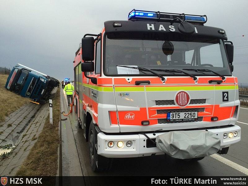 Nehoda polského kamionu Volvo na dálnici D 1. Kamion vezoucí maso skončil v příkopu na pravém boku.