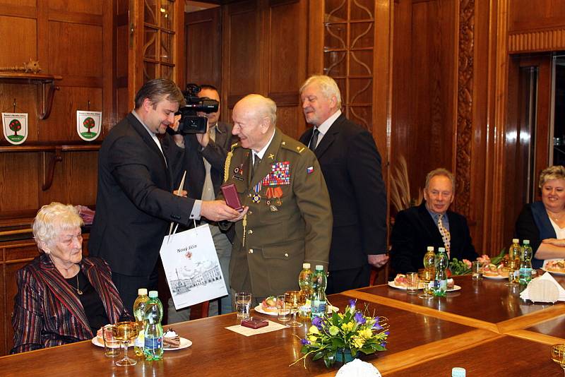 Devadesáti let se dožil v pátek 6. dubna válečný veterán Rostislav Stehlík z Šenova u Nového Jičína. Oficiální oslava se uskutečnila v zasedací síni obecního úřadu v Šenově u Nového Jičína.