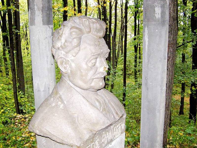 Neznámý pachatel poškodil v Národním sadu Kotouč ve Štramberku tři pískovcové sochy.