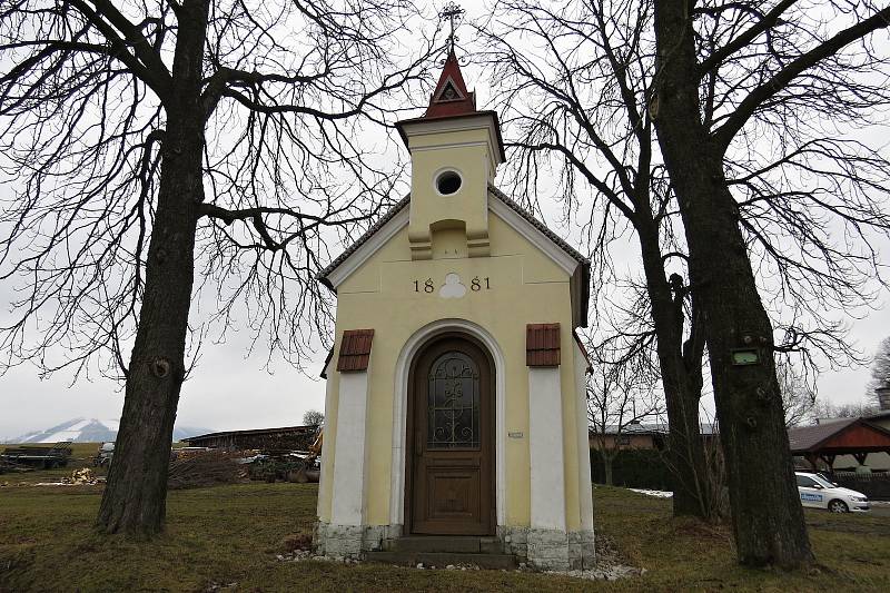 Obec Tichá nabízí pěkné výhledy z návrší na okolní hory a také zajímavé připomínky historie.