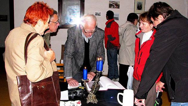 Bílovecký zámek v sobotu 28. května opět ožil. Návštěvníci mohli shlédnout nově otevřenou stálou expozici o historii zámku a jeho majitelích. Cenné informace přinesl také Miroslav Ryž z Jezdkovic (uprostřed). 