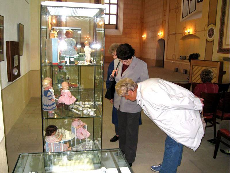 Jednou z přístupných expozic bude i výstava panenek ve Fulneku v kostele sv. Josefa.