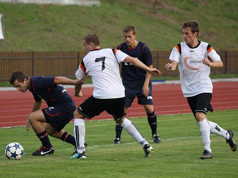 Fotbalisté Nového Jičína (v bílých dresech) poznali po třech utkáních hořkost porážky. Ve Valašském Meziříčí prohráli 0:2.