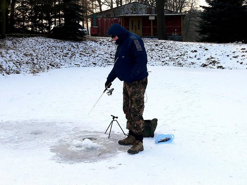 Lov na dírku si mohli vyzkoušet v sobotu a neděli 5. února rybáři, kteří dorazili na Borovecké rybníky u Sedlnice.