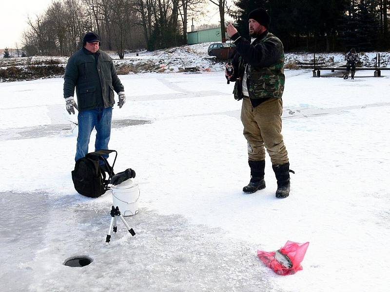 Lov na dírku si mohli vyzkoušet v sobotu a neděli 5. února rybáři, kteří dorazili na Borovecké rybníky u Sedlnice.