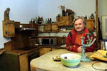 Pavel Cupák má dílnu v bývalé škole. Uvnitř galerie je možno vidět také model zvoničky, která by letos měla být umístěná na Pustevnách v místě poslední poustevny.