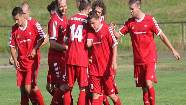 DIVIZNÍ FOTBALISTÉ NOVÉHO JIČÍNA se s podzimem rozloučili vítězstvím nad Kozlovicemi u Přerova. Páteční duel proti Slavičínu se odkládá na jaro.