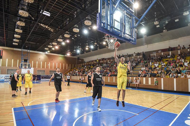 Do Nového Jičína opět zavítali extraligoví basketbalisté (bývalí hráči, trenéři a také jediní Mistři, kteří vybojovali v roce 1999 titul).