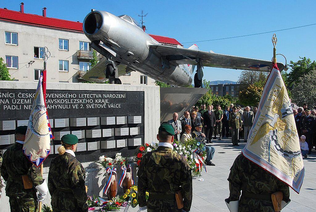 V Příboře odhalili památník letcům z kraje - Novojičínský deník