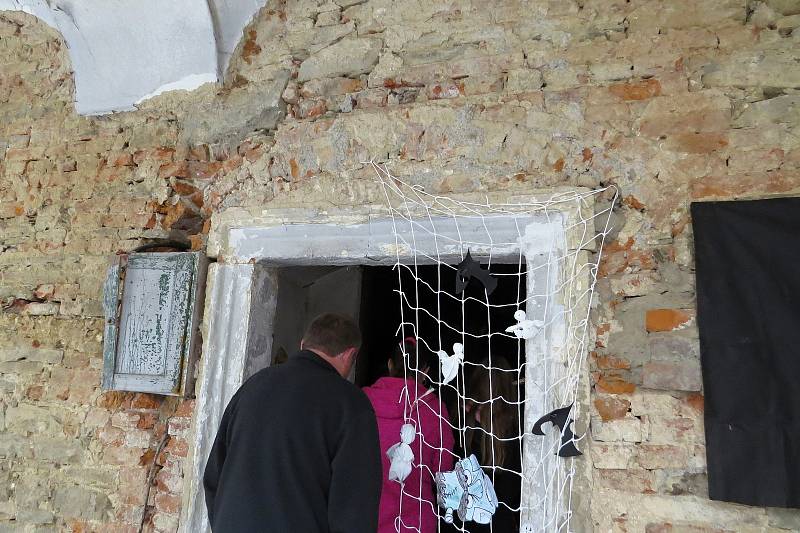 Areál zchátralých zámků v Bravanticích nabyla obec do svého majetku. Zájemci si už po několik víkendů mohou areál a zámky prohlédnout.