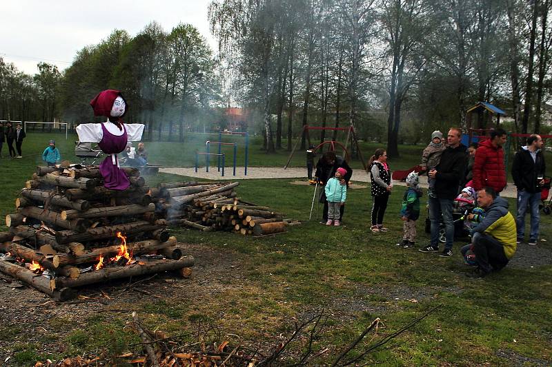 Rej čarodějnic zažili v sobotu 27. dubna v Jeseníku nad Odrou. Nakonec hlavní čarodějnici spálili.