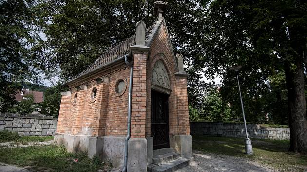 Rodinná hrobka rodu Schustalů na starém hřbitově v Kopřivnici je v plném proudu. Člen rodiny Ignác byl zakladatelem automobilové výroby v Kopřivnici.