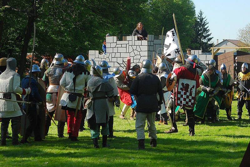 Překrásné sobotní počasí doprovodilo velkolepou historickou bitvu v areálu kunínského zámku. 