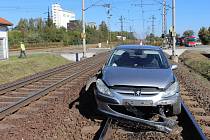 Opilý řidič v Suchdole nad Odrou nezvládl řízení, minul železniční přejezd a najel na železniční trať. Na té zůstal s nepojízdným vozem stát.