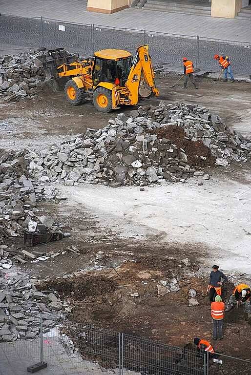 Rekonstrukce Masarykova náměstí v Novém Jičíně, zahájena z kraje tohoto týdne, proměnila historické centrum během dvou dní doslova v jedno velké staveniště.