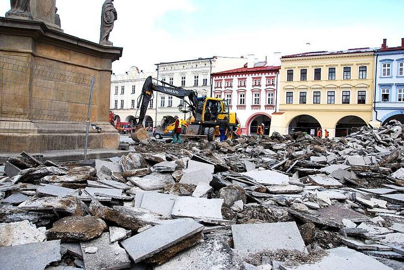 Rekonstrukce Masarykova náměstí v Novém Jičíně, zahájena z kraje tohoto týdne, proměnila historické centrum během dvou dní doslova v jedno velké staveniště.