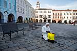 Město Nový Jičín nechalo 27. března 2020 plošně vydezinfikovat všechny autobusové zastávky, lavičky a místa, kde stojí nádoby na směsný i tříděný odpad.