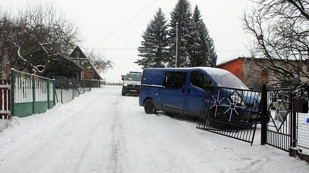 Na neopatrnost řidiče automobilu doplatily o víkendu dvě děti v obci Kateřinice. Porazil je špatně zaparkovaný a nedobrzděný vůz. Snímek z místa nehody.